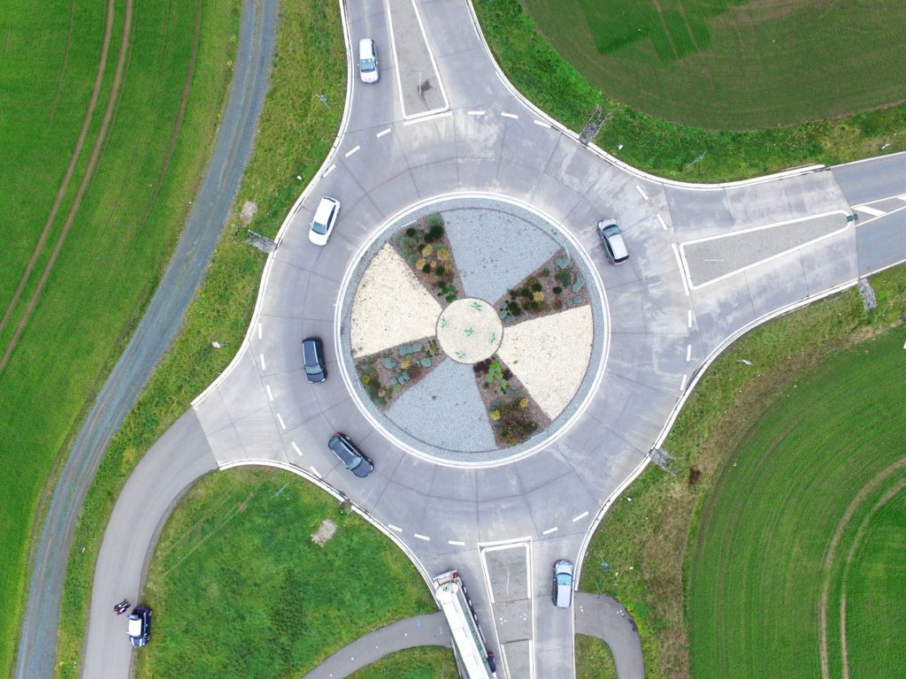 Luftbild von Kreisel Bundesstraße